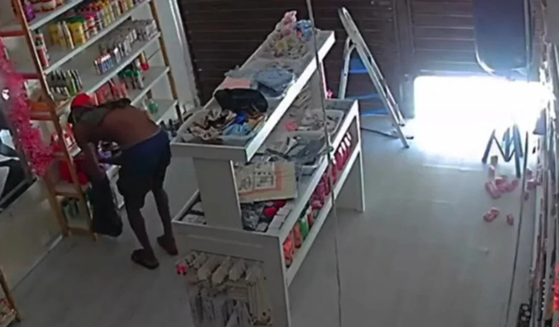 Homem invade loja de cosméticos duas vezes  na mesma noite e furta mercadorias no bairro da Pajuçara em Maceió