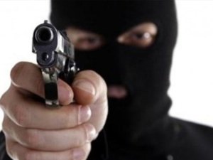 Dupla armada invade mercadinho e rouba celular e dinheiro em Arapiraca