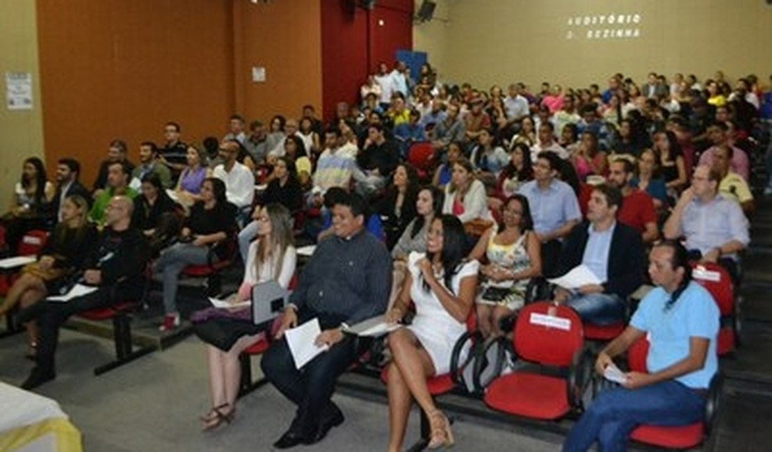 Uneal emposa 32 novos professores efetivos para trabalharem em cinco campi