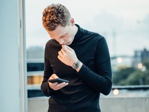 Projeto de Lei propõe aviso sobre riscos do uso do celular para a coluna