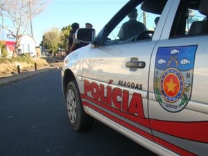 Homem é preso em flagrante ao agredir esposa em via pública