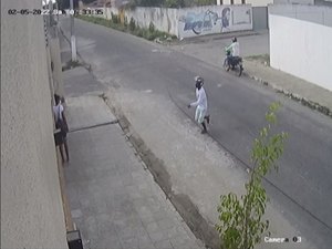 [Vídeo ] Diarista é assaltada quando chegava ao trabalho em Arapiraca