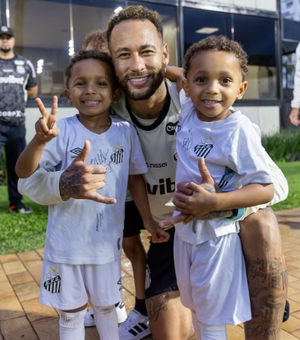 Gêmeos de Rodrygo posam com Neymar: 'Foram conhecer o tio Ney'