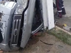 Carro capota no município de Rio Largo; Vítima ficou presa às ferragens
