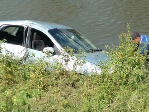 Motorista morre ao perder controle do carro e cair dentro de viveiro de peixes