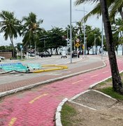 Carro colide e derruba poste metálico na orla da Praia de Ponta Verde