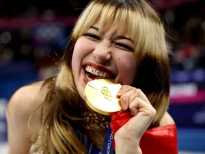 Piercing viral de Alysa Liu preocupa profissionais da saúde