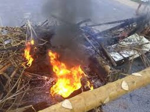 Sem energia há dias, moradores bloqueiam pista na Chã de Bebedouro