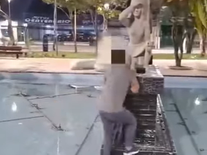 Vídeo mostra homem se desequilibrando ao pular na fonte do Parque Centenário