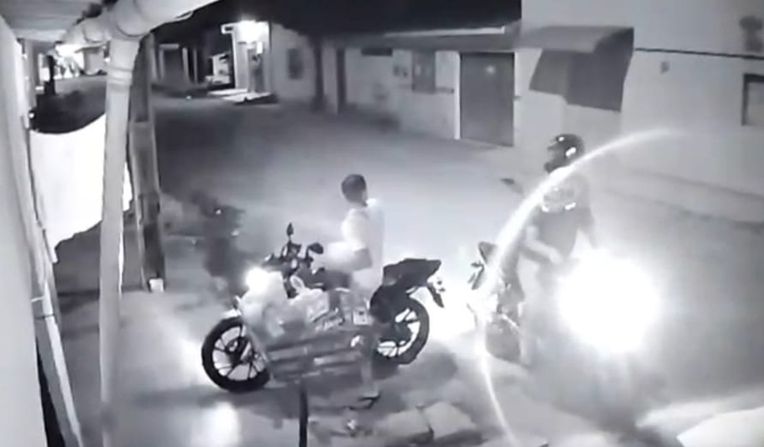 Dupla em uma moto tenta roubar motocicleta de morador no Forene