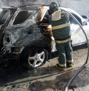 Bombeiros são acionados para incêndio em veículo