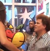 Mulher quebra obra de Romero Britto na frente do artista e vídeo viraliza