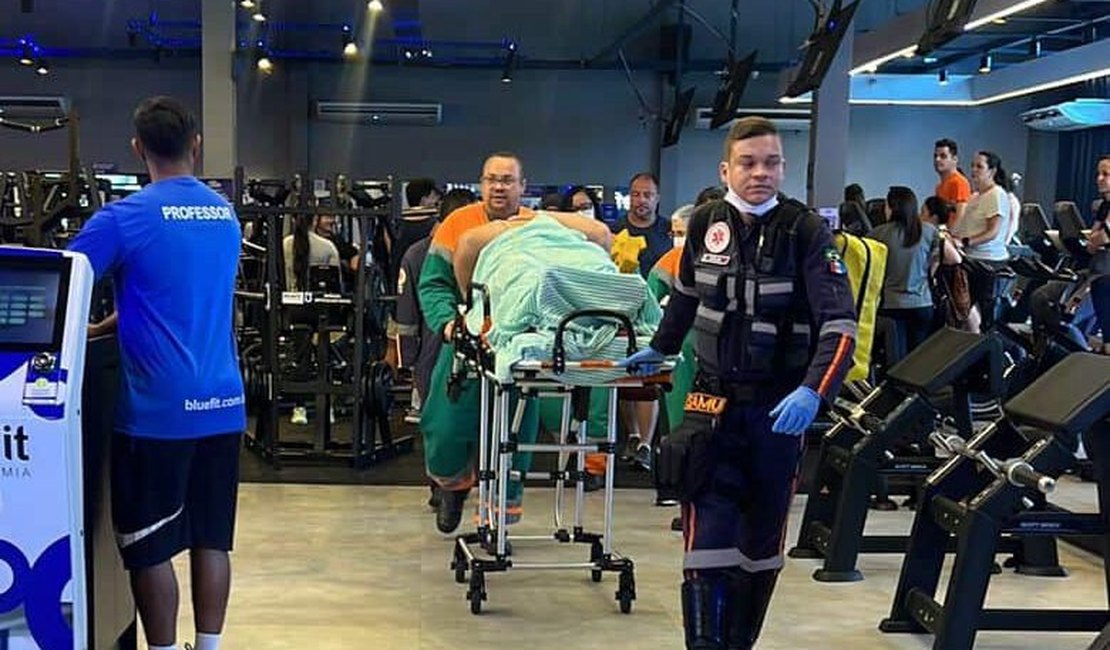 Homem é socorrido após barra de supino despencar sobre o peito em academia no Farol