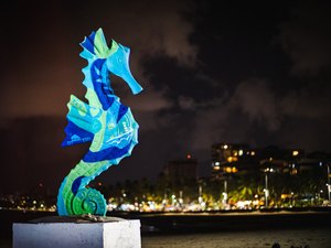 Cavalo-marinho da Ponta Verde ganha pintura especial que conta histórias de Maceió