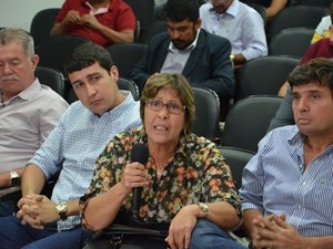 Na AMA, Célia fala sobre dificuldades para administrar na crise