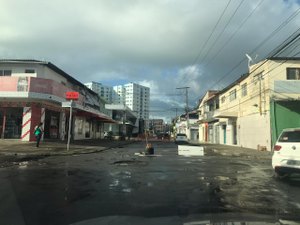 Asfalto cede, forma cratera e preocupa moradores no bairro da Jatiúca