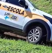 Aluna de autoescola perde controle de veículo durante exame e carro cai em vala em Arapiraca