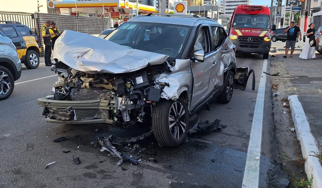 Dois carros colidem na Avenida Doutor Júlio Marques Luz, no bairro da Jatiúca