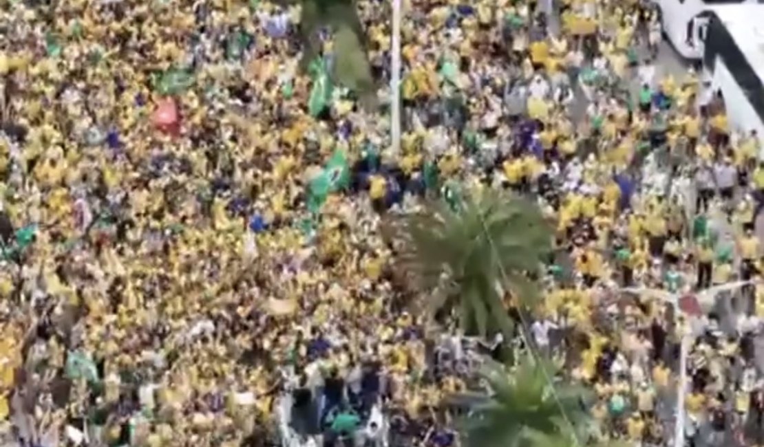 Flávio Bolsonaro reúne apoiadores em Vitória e segue para ato em Salvador