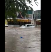 [Vídeo] Cruzamento alaga, motoristas ficam ilhados e veículos submersos 