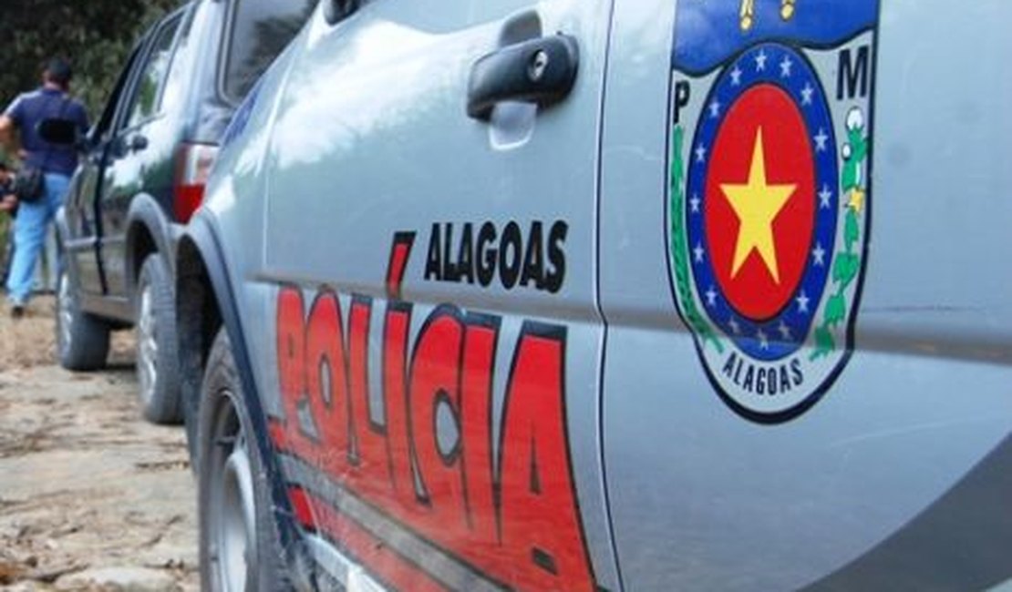 Após praticar assalto, dupla é presa com relógios e arma de fogo 