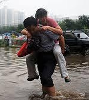Chuvas deixam 16 mortos e mais de 100 mil evacuados na China