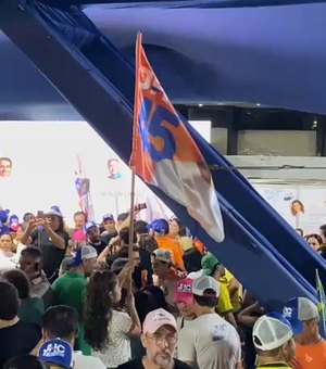 Apoiadores de JHC se reúnem em comitê para comemorar vitória em Maceió