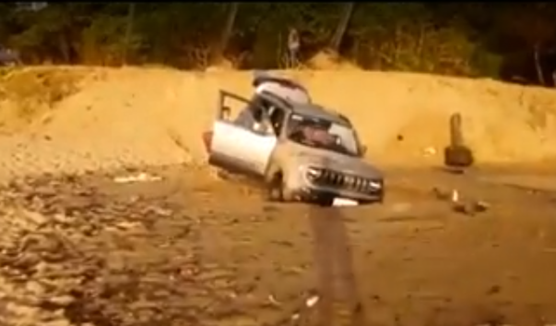 Carro com turistas fica atolado na areia da praia de Jacarecica, em Maceió