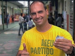 Não é porque é meu filho que vai ficar isento, diz Bolsonaro sobre Eduardo