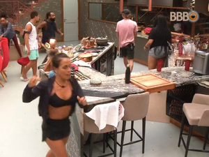 BBB19: Participante passa mal e é socorrida por brothers