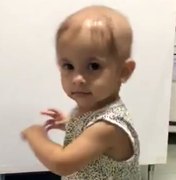 [Vídeo] Médico canta para criança com câncer e emociona internautas