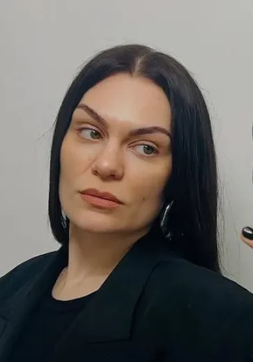 Jessie J revela diagnóstico de câncer de mama e passará por cirurgia