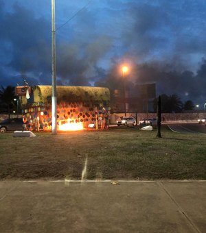Populares contém incêndio em monumento na Pajuçara