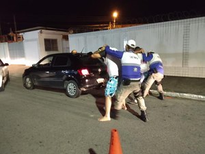 Lei Seca autua mais de 30 motoristas e flagra quatro inabilitados