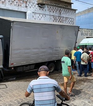 Caminhão-baú provoca engavetamento em Santana do Ipanema