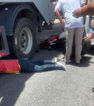 Motociclista vai parar embaixo de caminhão após acidente na Avenida Menino Marcelo