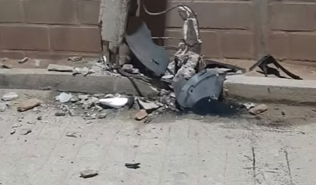 Carro bate em poste durante a madrugada no Alto Sertão de Alagoas