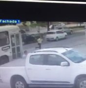 Vídeo mostra momento em que funcionário do TCE é atropelado por coletivo