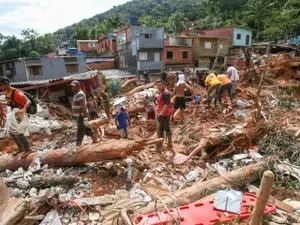 Tarcísio diz que 6 corpos foram achados no litoral norte de SP; mortes podem passar de 50