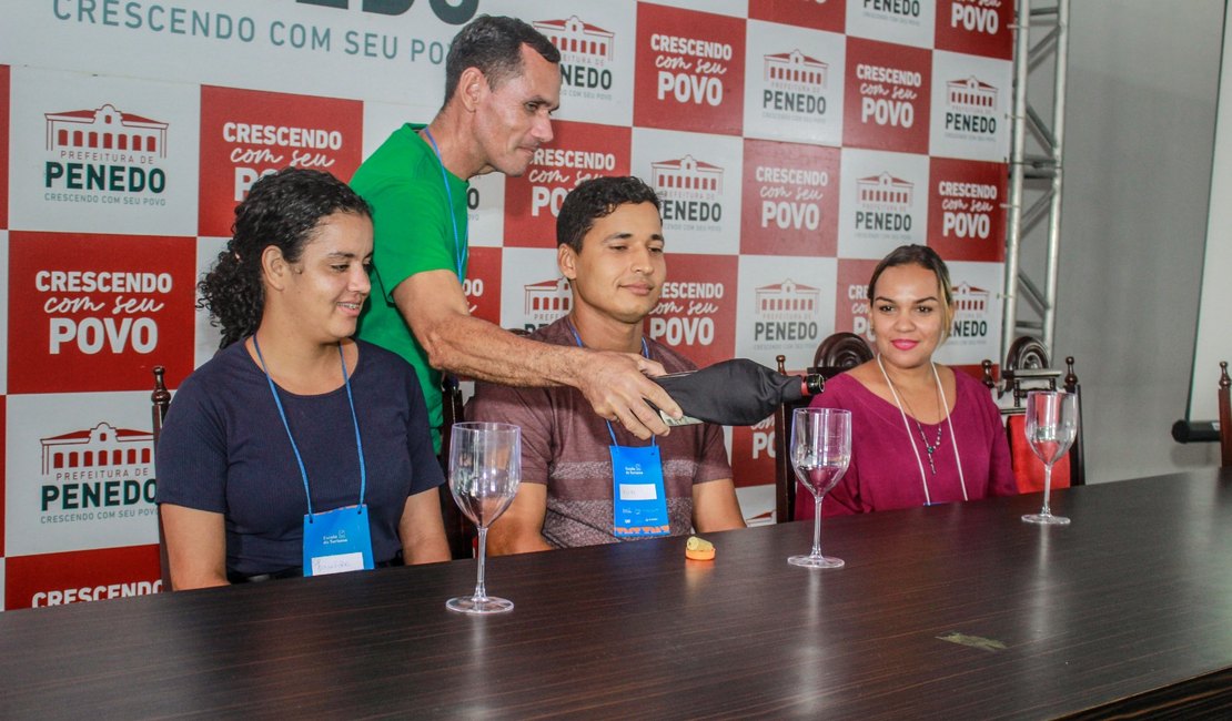 Curso de Excelência no Serviço de Garçom qualifica população de Penedo