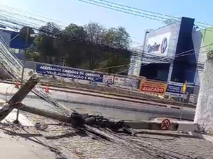 carro derruba postes e deixa fios de alta tensão no meio da rua na Ladeira da Sococo em Maceió