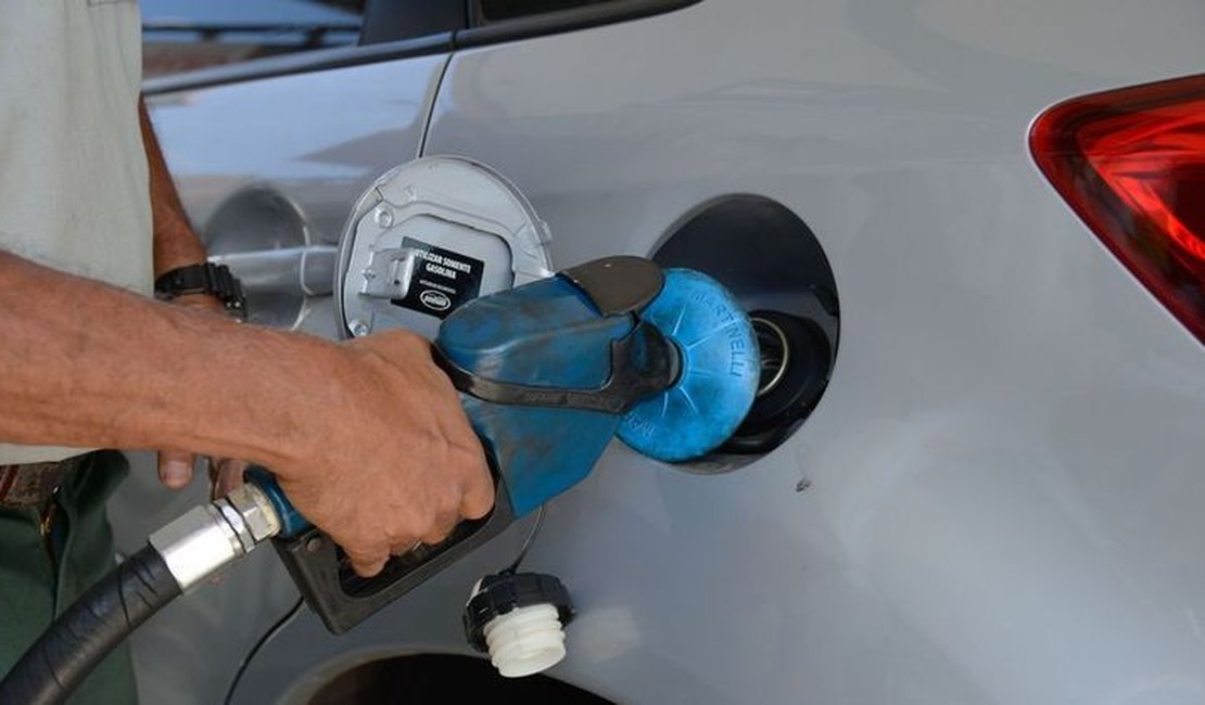 Gasolina fica R$ 0,25 mais barata nesta sexta nas distribuidoras