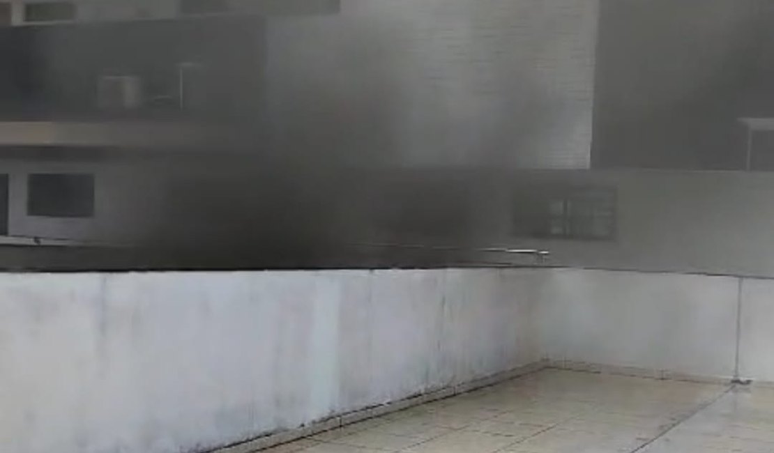 [Vídeo] Incêndio em subsolo de prédio assusta moradores do Pinheiro