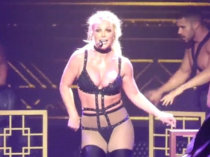 Britney Spears perde rumo e pergunta para dançarino em que lugar eles estão durante show