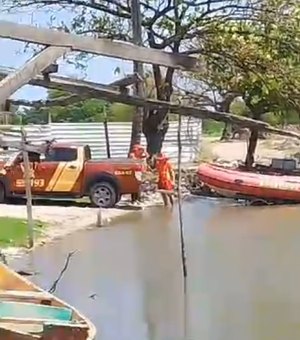 Bombeiros realizam buscas por corpo na Lagoa Mundaú