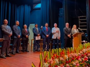 [Vídeo] Diplomação dos eleitos em Arapiraca tem ‘afago’ de Luciano Barbosa a Rute Nezinho