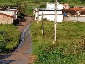Motocicleta com queixa de roubo é encontrada abandonada, em Arapiraca