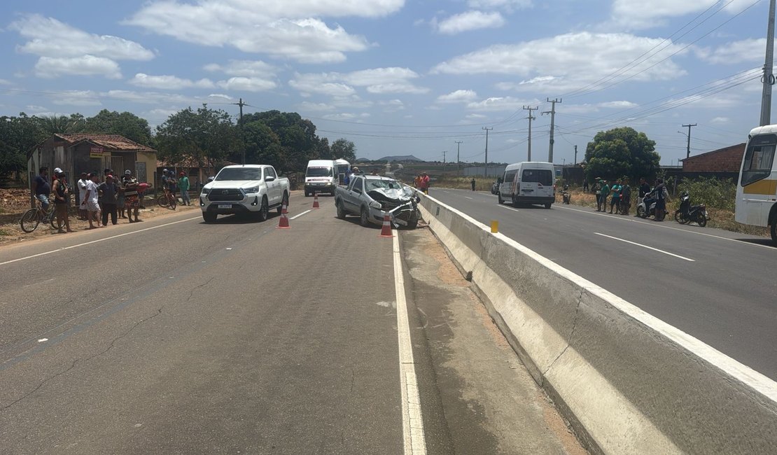 Motociclista morre após colidir contra um carro na AL-220, em Arapiraca