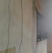 Princípio de incêndio atinge residência abandonada no Jacintinho, em Maceió