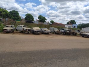 Carros abandonados e falta de sinalização incomodam moradores na entrada de Palmeira